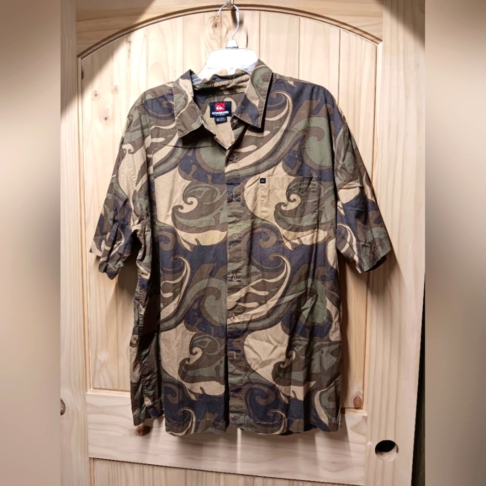 Quiksilver Men's Short sleeve Shirt With Abstract Wave Pattern  EUC